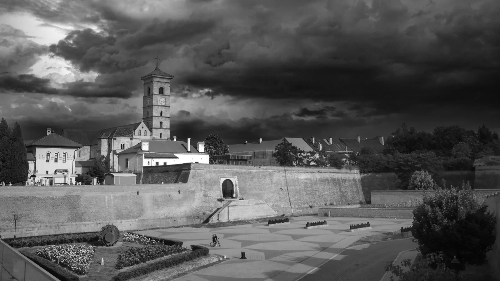 Alba Iulia în alb și negru: un oraș care merită revăzut cu ochii larg deschiși